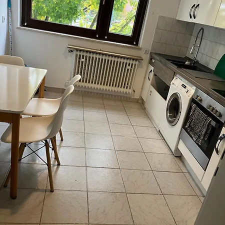 Einfaches Zum Wohlfuehlen Wg-zimmer Essen